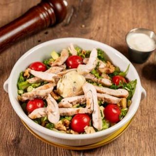 Salată cu pui rumenit, avocado și gorgonzola