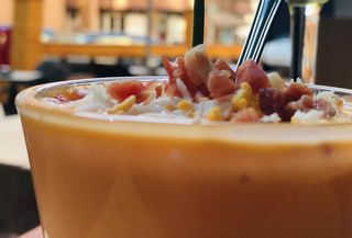 Salmorejo con lascas de parmesano, huevo y virutas de jamón