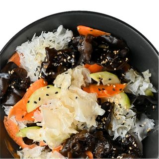 Салат з деревними грибами та овочами у азіатському маринаді (300г)