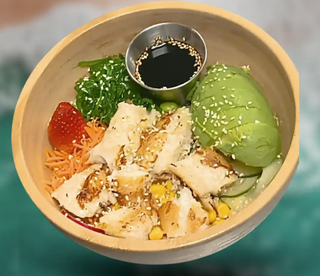 Poke bowl de arroz con verduras y rosada