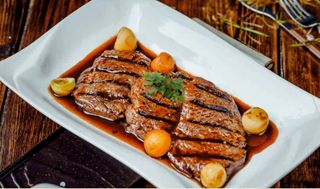 Медальоны из конины в имбирном соусе