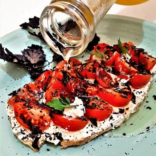 Բրուսկետտա չերրի լոլիկ, ֆետտա պանիր, համեմունք