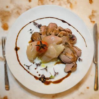 TAGLIATA DI PETTO D'ANATRA GLASSATA AL VINCOTTO CON SCALOGNO CONFIT