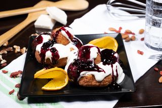 Papanasi cu gem de afine si smantana