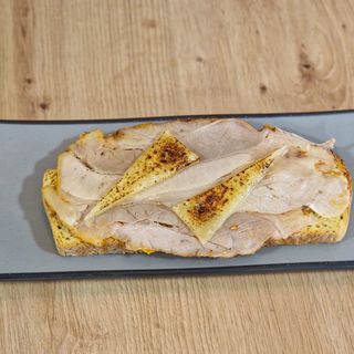 Tosta de chicharrón de Cádiz y queso semicurado 