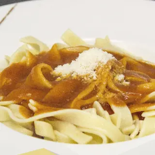 FETUCCINI con tu salsa preferida: Tomate, queso o carbonara