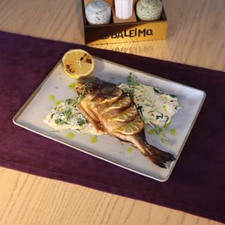 Дорадо со шпинатным соусом