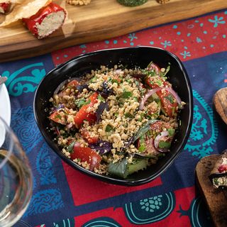 კიტრი-პომიდვრის სალათი ნიგვზით