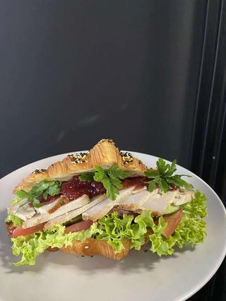 Croissant schab pieczony z żurawiną