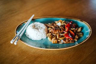 Junetina sa crnim biberom i rižom