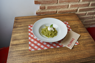 Spaghetti (Sin gluten) con Pesto de Albahaca, Stracciatella y Piñones