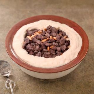 Hummus con carne e pinoli