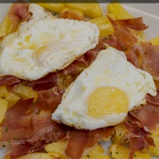 Huevos Fritos Con Jamón Y Fritas Naturales