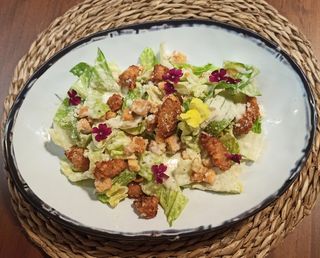 Ensalada César con pollo crujiente