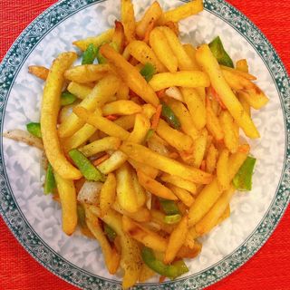 Papas fritas con sal y pimientas