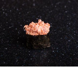 Гункан з лососем