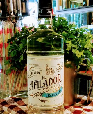 Botella de orujo blanco