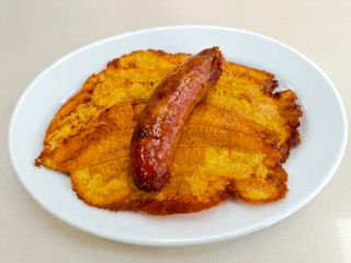 Patacón con chorizo