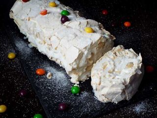 Меренговый рулет банановый