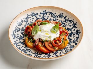 Салат з томатів та різної зелені (270г)