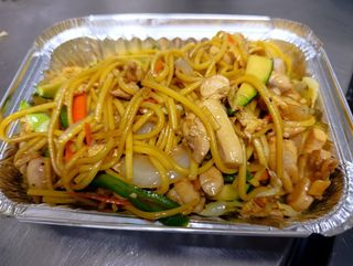 Tallarines con pollo y verduras