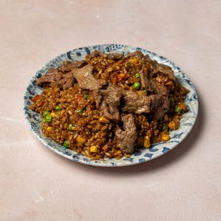 Prženi pirinač sa teletinom 牛肉炒饭