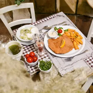 Bečka šnicla sa domacim krompirom