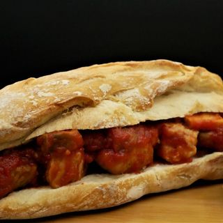 Bocadillo carne con salsa