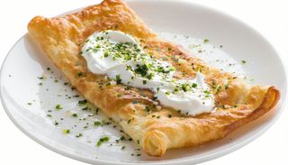 Langoș cu smântână și usturoi