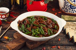 D13-ძროხის ხორცი მწვანე ლობიოთი და ცხარე სანელებლებით