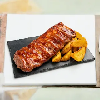 Coasta mica de porc cu sos BBQ si cartofi wedges