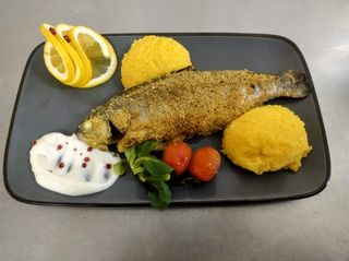 Păstrăv prăjit cu usturoi şi mămăliguţă