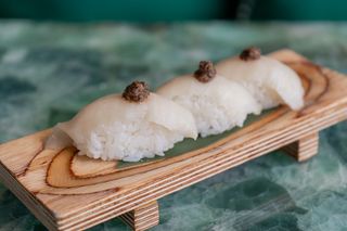 Nigiri pez mantequilla con trufa