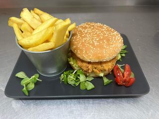 Burger z kurczakaz frytkami