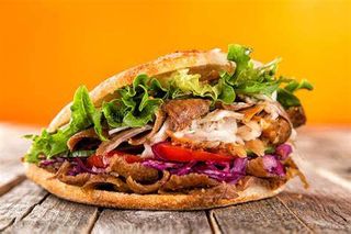 Panino kebab, birra grande e patatine