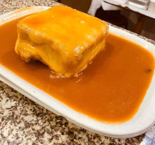 Francesinha com Bebida Lata
