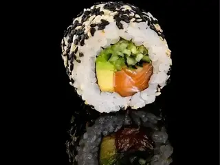 California z łososiem w sezamie 8 szt. (255g)