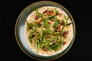 Manakeesh cu hummus si  makdous (vinete macerate cu umplutura de nuci)