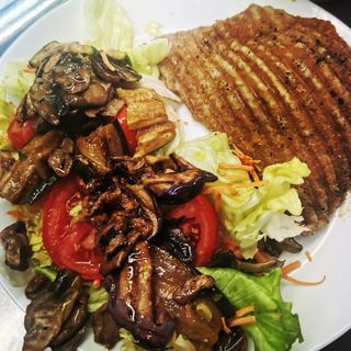 Piatto freddo con pollo alla griglia panato