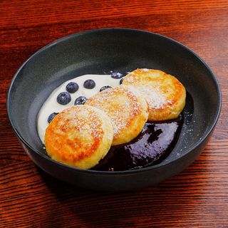 Brânzoaice dulci cu dulceață de fructe de pădure