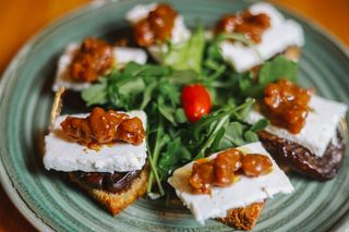 Брускети от домашен хляб с печен Aubergine,... (200г)