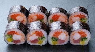 Рол Футомакі з лососем, тунцем та креветкою