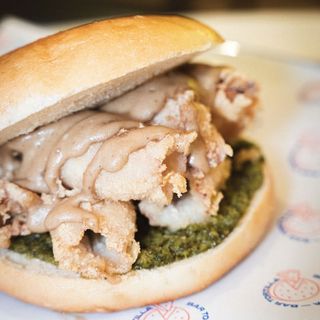 Mollete de calamares, pesto y mayo de ajo negro