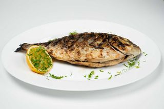 Dorada cu legume la gratar si mujdei