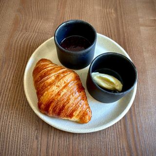 Круасан з малиновим джемом