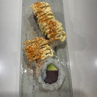87. Uramaki Spicy Atún Y Aguacate (4 Pzs.)