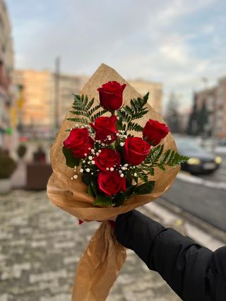 Buket natur, 7 crvenih ruža