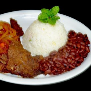 Plato de frijoles con su guarnición 