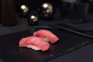 Tuna nigiri hi