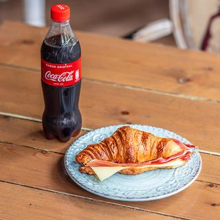 Croissant con jamón serrano y queso edam + Coca Cola